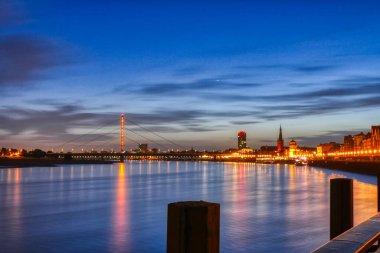 Güneş doğmadan hemen önce Duesseldorf 'ta Ren Nehri
