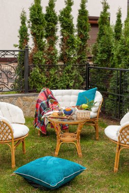 Arka bahçede bir dal, bahçede rahatlama.