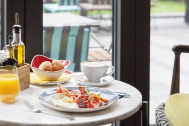 Lokantada servis edilen yumurta ve pastırmalı lezzetli kahvaltı.