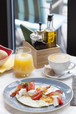 Lokantada servis edilen yumurta ve pastırmalı lezzetli kahvaltı.