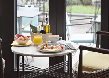 Lokantada servis edilen yumurta ve pastırmalı lezzetli kahvaltı.