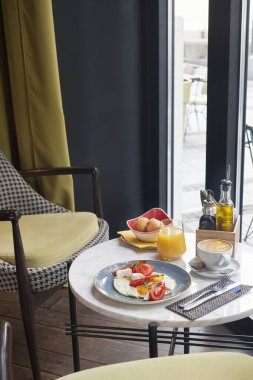 Lokantada servis edilen yumurta ve pastırmalı lezzetli kahvaltı.