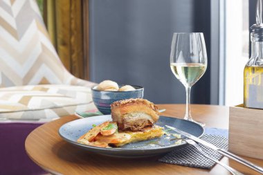 Kızarmış domuz eti, beyaz şarapla servis edilir.