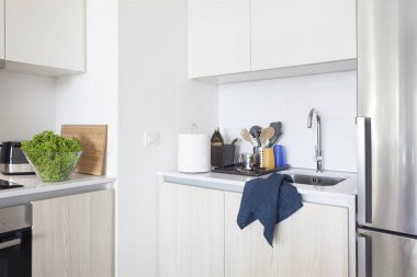 Temiz, modern mutfağın iç kısmının ayrıntıları.