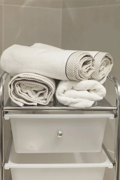 Detalhe de toalhas no moderno banheiro interior contemporâneo — Fotografia de Stock
