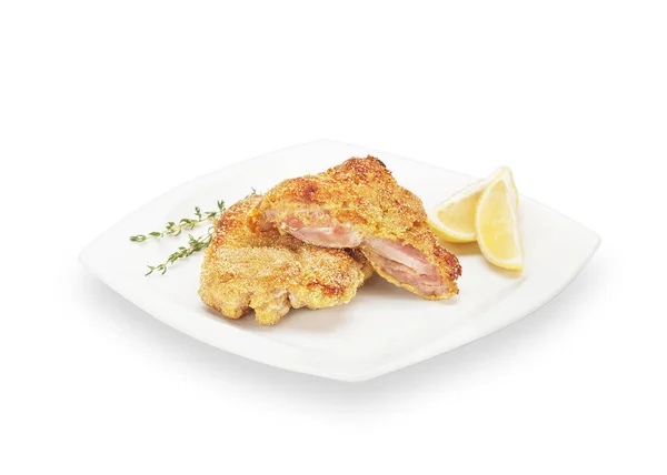 Delicioso muslo deshuesado de pollo crujiente en masa con limón —  Fotos de Stock