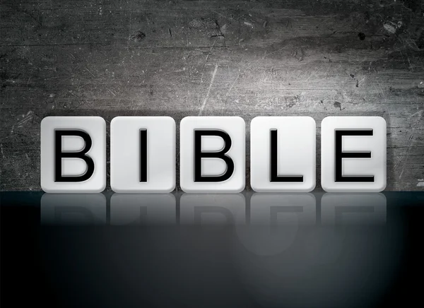 Biblia, wyłożone kafelkami litery pojęcia i tematu — Zdjęcie stockowe