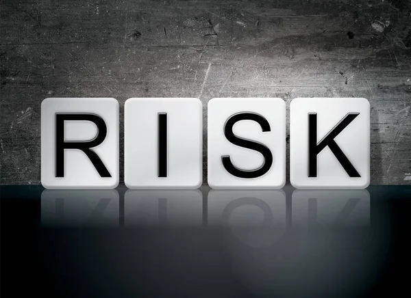 Kockázat csempézett betűk koncepció és a téma — Stock Fotó