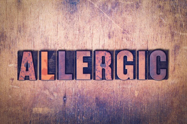 Alérgico tema Letterpress palavra sobre fundo de madeira — Fotografia de Stock