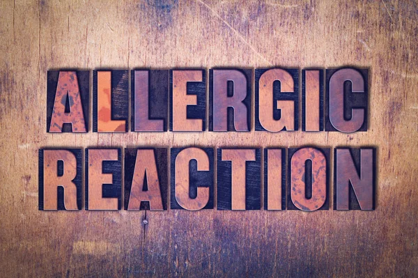 Reação alérgica Tema Letterpress Palavra sobre fundo de madeira — Fotografia de Stock