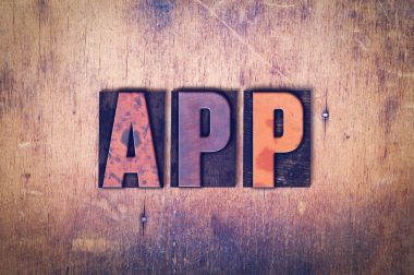 App Tema Letterpress Word ahşap arka plan üzerinde