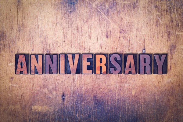 Anniversario Tema Letterpress Word su sfondo di legno — Foto Stock