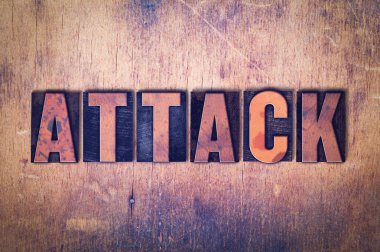 Saldırı Tema Letterpress Word ahşap arka plan üzerinde