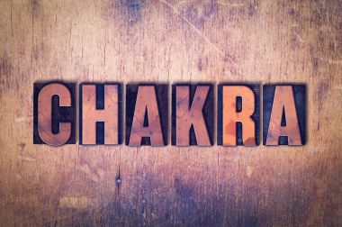 Çakra Tema Letterpress Word ahşap arka plan üzerinde