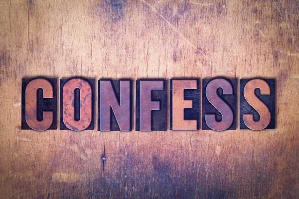 Confesse tema Letterpress palavra sobre fundo de madeira — Fotografia de Stock