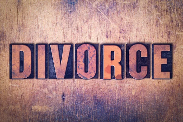 Divórcio tema Letterpress palavra sobre fundo de madeira — Fotografia de Stock
