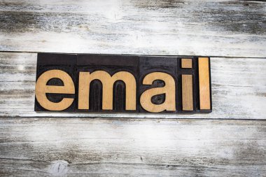 E-posta Letterpress Word ahşap arka plan üzerinde