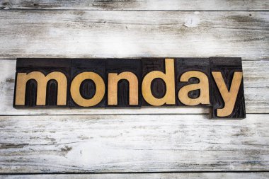 Pazartesi Letterpress Word ahşap arka plan üzerinde