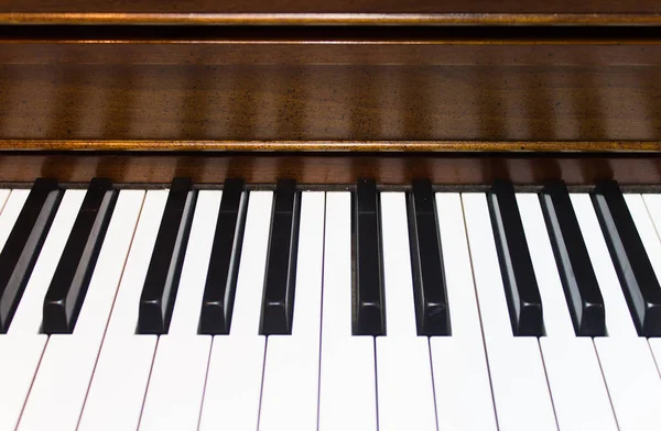 ピアノの鍵盤のクローズ アップの背景 — ストック写真