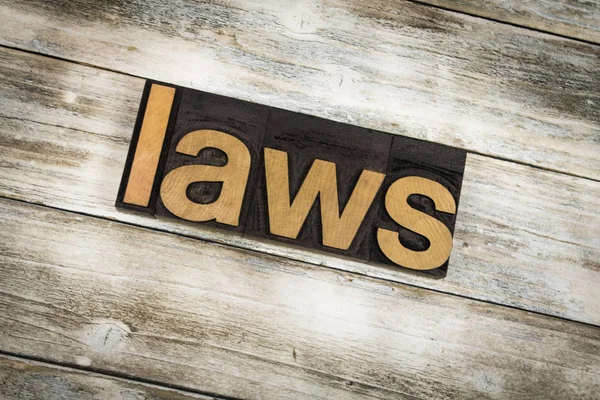 Законы Letterpress Word на деревянном фоне — стоковое фото