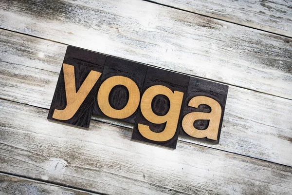 Yoga Letterpress Word su sfondo di legno — Foto Stock