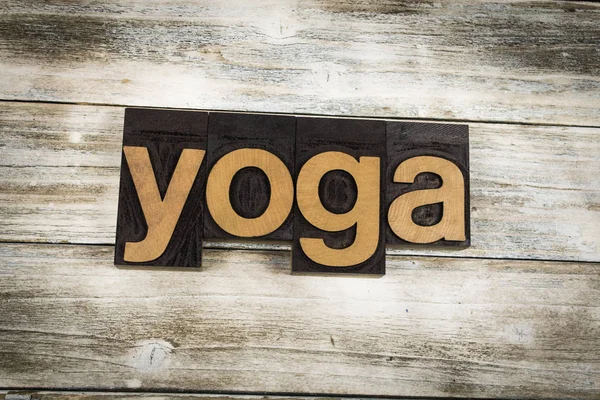 Yoga Letterpress Word sur fond en bois — Photo