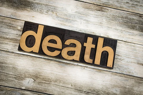 Slovo smrt knihtisk na dřevěné pozadí — Stock fotografie