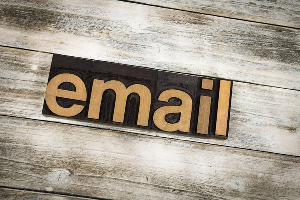 Email Letterpress Word на дерев'яному тлі — стокове фото