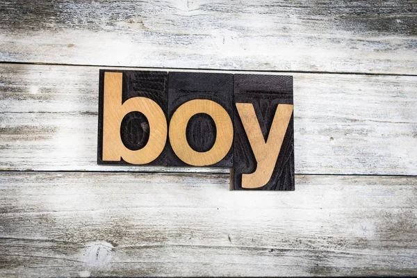 Boy Letterpress Palabra sobre fondo de madera — Foto de Stock