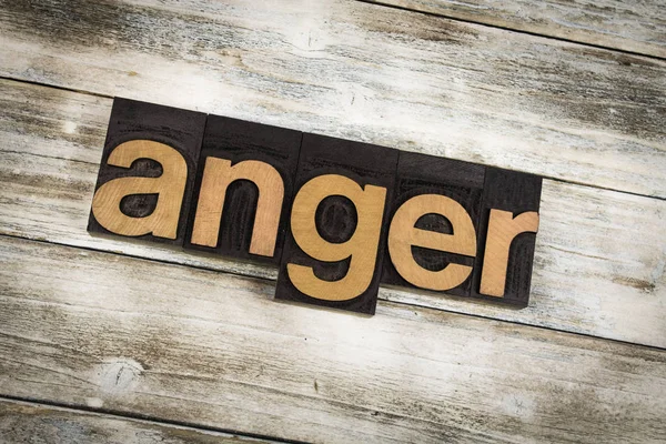 Anger Letterpress Palavra sobre fundo de madeira — Fotografia de Stock