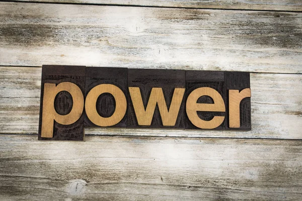 Power Letterpress Word на деревянном фоне — стоковое фото