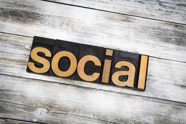 Sociale boekdruk Word op houten achtergrond — Stockfoto
