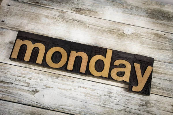 Понедельник Letterpress Word на деревянном фоне — стоковое фото