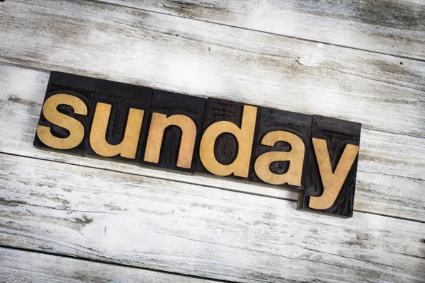 Недільна літерапрес слово на дерев'яному тлі — стокове фото