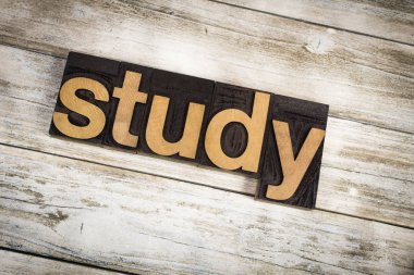 Tipo Word ahşap arka plan üzerinde çalışma