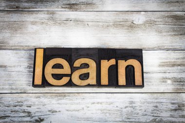 Ahşap arka plan üzerinde Letterpress kelime öğrenmek