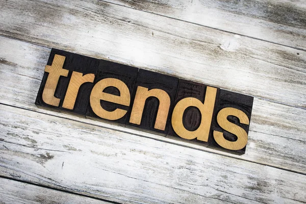 Trends Buchdruck Wort auf Holzgrund — Stockfoto