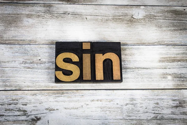 Sin Letterpress Word на дерев'яному тлі — стокове фото