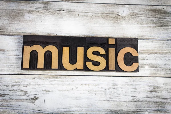 Music Letterpress Word на деревянном фоне — стоковое фото