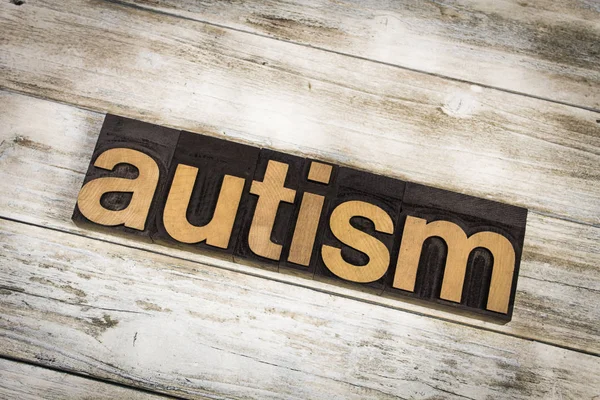 Slovo autismus knihtisk na dřevěné pozadí — Stock fotografie
