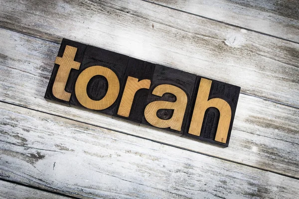 Torah boekdruk Word op houten achtergrond — Stockfoto