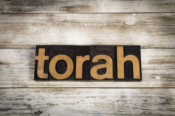 Torah boekdruk Word op houten achtergrond — Stockfoto