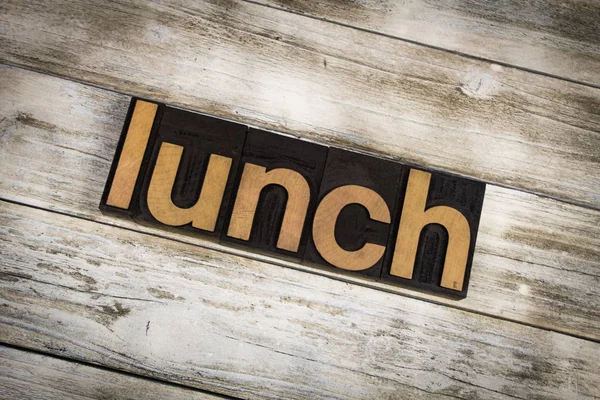 Oběd knihtisk slovo na dřevěné pozadí — Stock fotografie