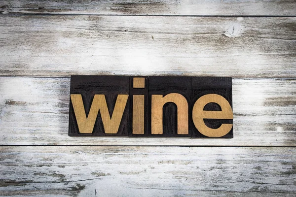 Palavra de vinho Letterpress em fundo de madeira — Fotografia de Stock