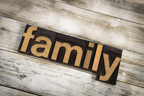 木製の背景に家族活版単語 — ストック写真