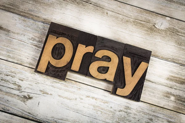 Gebet Buchdruck Wort auf Holz Hintergrund — Stockfoto