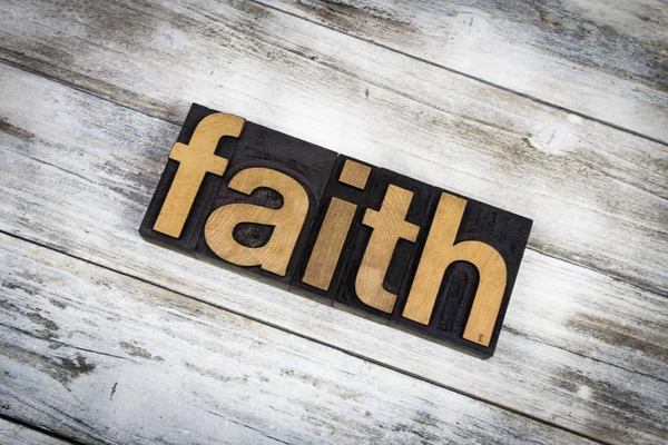 Faith Letterpress Cuvânt pe fundal din lemn — Fotografie, imagine de stoc