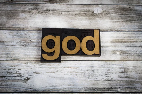 Deus Letterpress Palavra sobre fundo de madeira — Fotografia de Stock