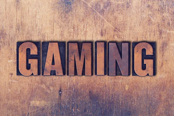 Gaming thema boekdruk Word op houten achtergrond — Stockfoto