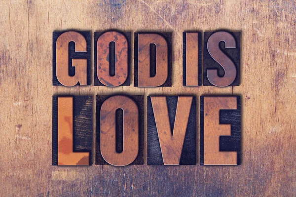 Бог є любов тема високого друку Word на фоні деревини — стокове фото